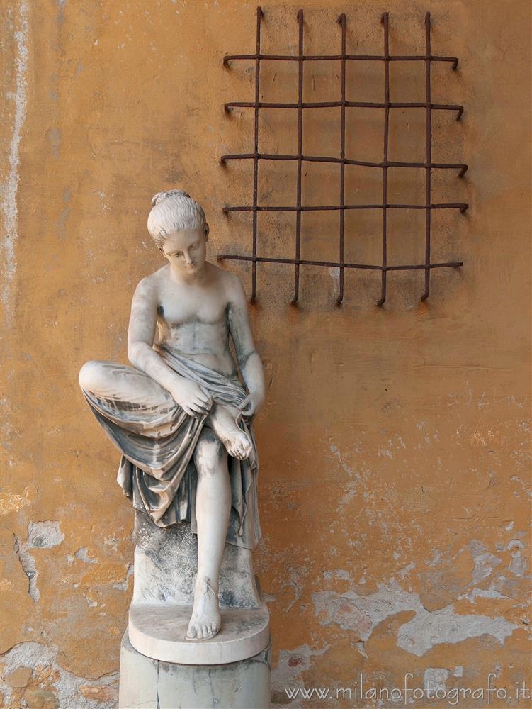 Cavernago (Bergamo) - Statua nel cortile del Castello di Cavernago
